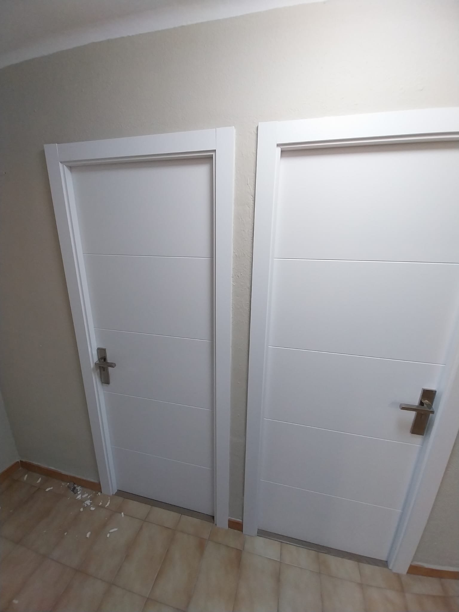 Puertas de paso blancas de diseño moderno